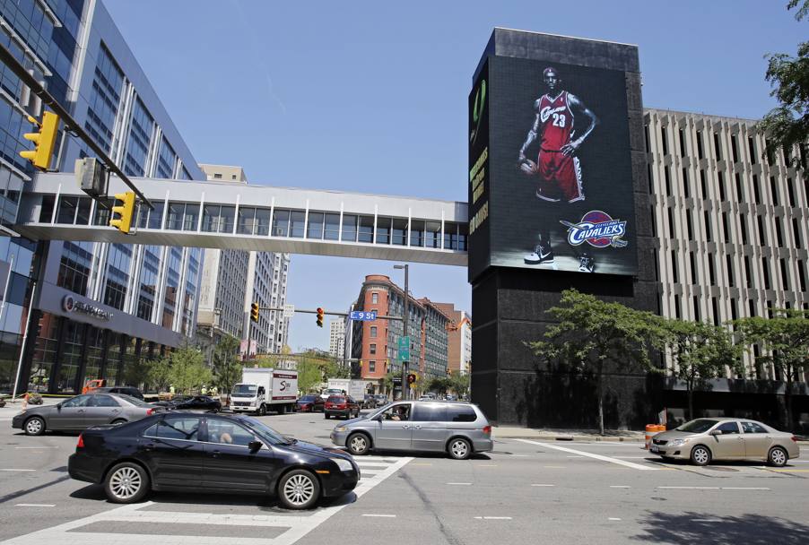 A Cleveland la scena non  tanto diversa... L&#39;immagine di LeBron gi domina downtown. Ap